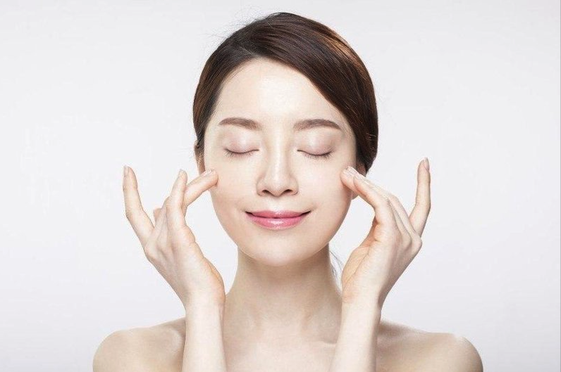 Tại sao khi chăm sóc da bạn nên quên ngón trỏ và ngón cái đi ?